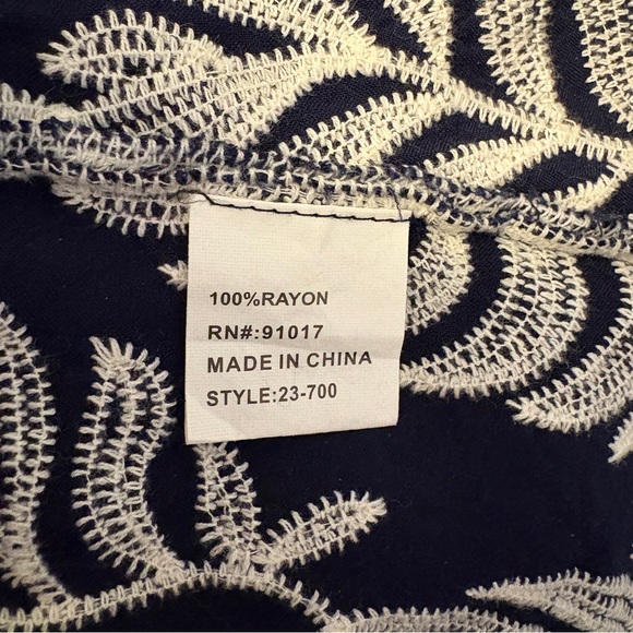 Solitaire Fern Print, Puff Sleeve, Black & White Top, Womens size small - Picture 10 of 13